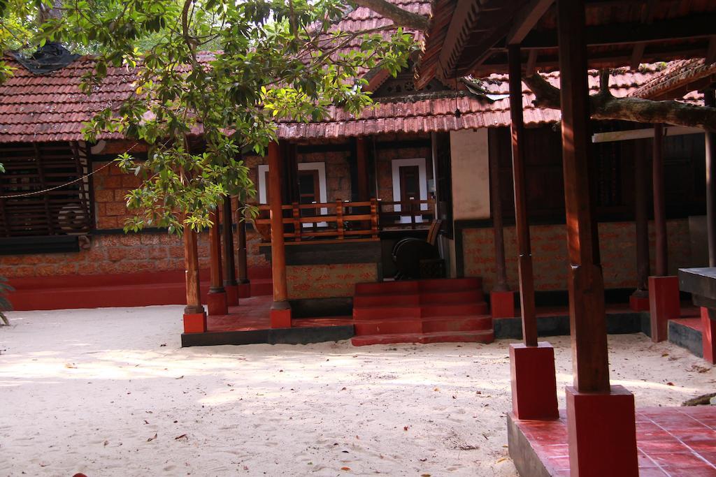 Arakkal Heritage Mararikulam Bagian luar foto